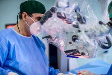 Intervenția chirurgicală de extirpare a tumorii cerebrale la tânăra din Rădăuți Sursa Facebook Spitalul de Neurochirurgie Iași