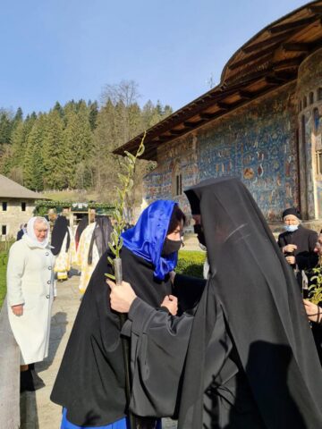 Duminica Floriilor, prilej de „înfrățire” în rugăciune, la Voroneț, pentru românii din țară și cei din Nordul Bucovinei