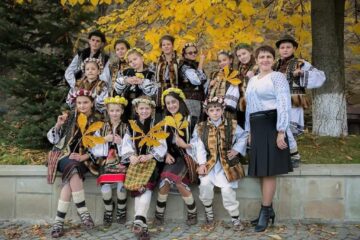 Ilaria Pușcă, coordonatoarea Ansamblului „Gura Izvorului” Vatra Moldoviței, „ambasadoarea” județului Suceava la Festivalul „Regina Sânzienelor”
