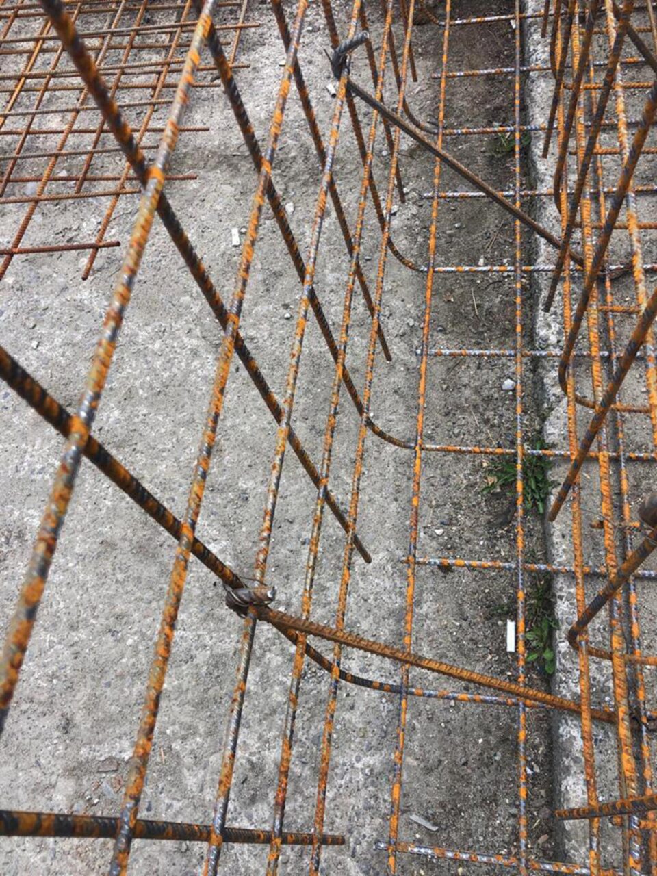 Pentru grinzile de rezistență nu este făcută armătură din fier beton, ci este doar o plasă sudată îndoită la 90 de grade Pentru grinzile de rezistență nu este făcută armătură din fier beton, ci este doar o plasă sudată îndoită la 90 de grade