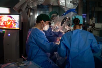 Intervenția chirurgicală de extirpare a tumorii cerebrale la tânăra din Rădăuți Sursa Facebook Spitalul de Neurochirurgie Iași