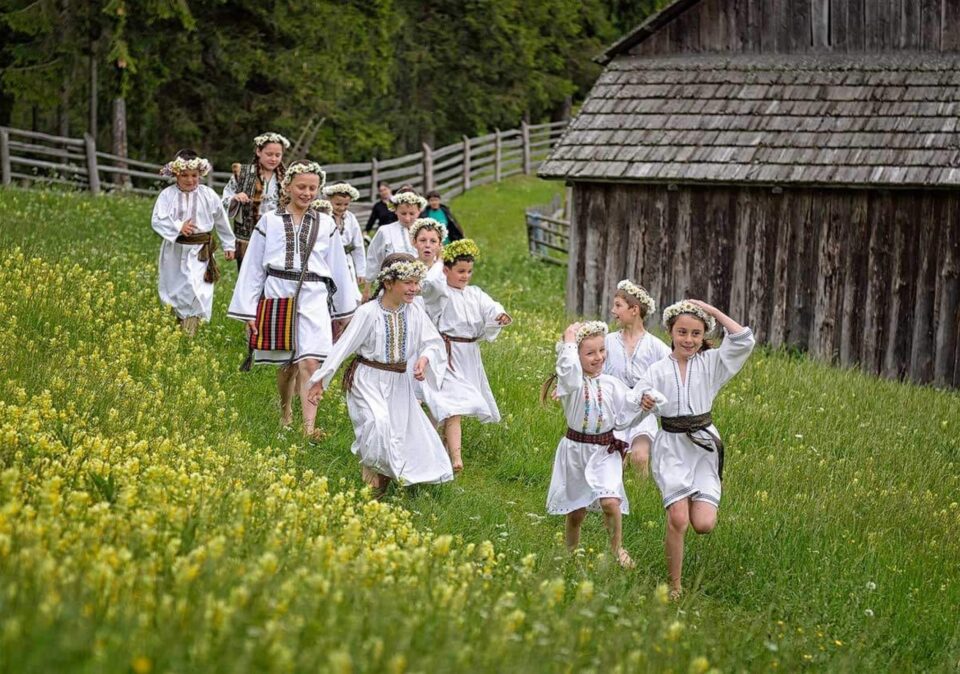 Ilaria Pușcă, coordonatoarea Ansamblului „Gura Izvorului” Vatra Moldoviței, „ambasadoarea” județului Suceava la Festivalul „Regina Sânzienelor”