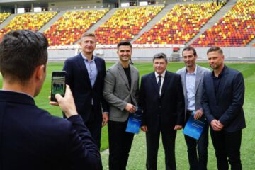 Dorin Goian alături de Dan Apolzan și de o parte dintre absolvenții cursurilor pentru licența PRO. Foto frf.ro