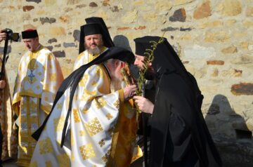 Duminica Floriilor, prilej de „înfrățire” în rugăciune, la Voroneț, pentru românii din țară și cei din Nordul Bucovinei