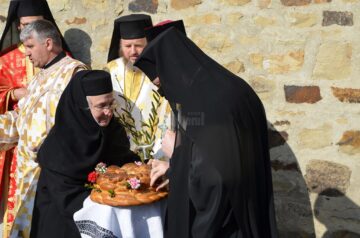 Duminica Floriilor, prilej de „înfrățire” în rugăciune, la Voroneț, pentru românii din țară și cei din Nordul Bucovinei