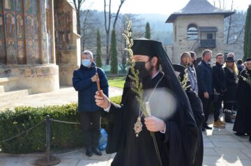 Duminica Floriilor, prilej de „înfrățire” în rugăciune, la Voroneț, pentru românii din țară și cei din Nordul Bucovinei