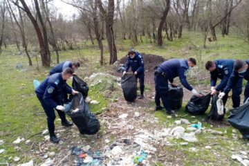 Jandarmii au strâns peste o tonă de gunoaie de pe trasee turistice