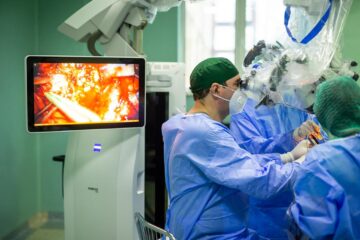 Intervenția chirurgicală de extirpare a tumorii cerebrale la tânăra din Rădăuți Sursa Facebook Spitalul de Neurochirurgie Iași