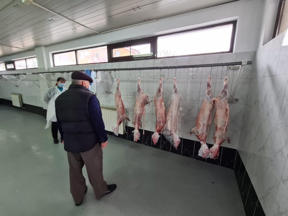 Au apărut la vânzare mieii pe piața din Suceava