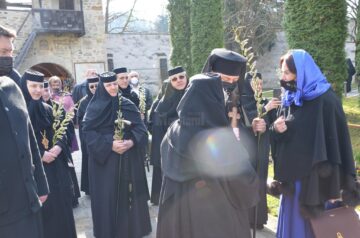Duminica Floriilor, prilej de „înfrățire” în rugăciune, la Voroneț, pentru românii din țară și cei din Nordul Bucovinei