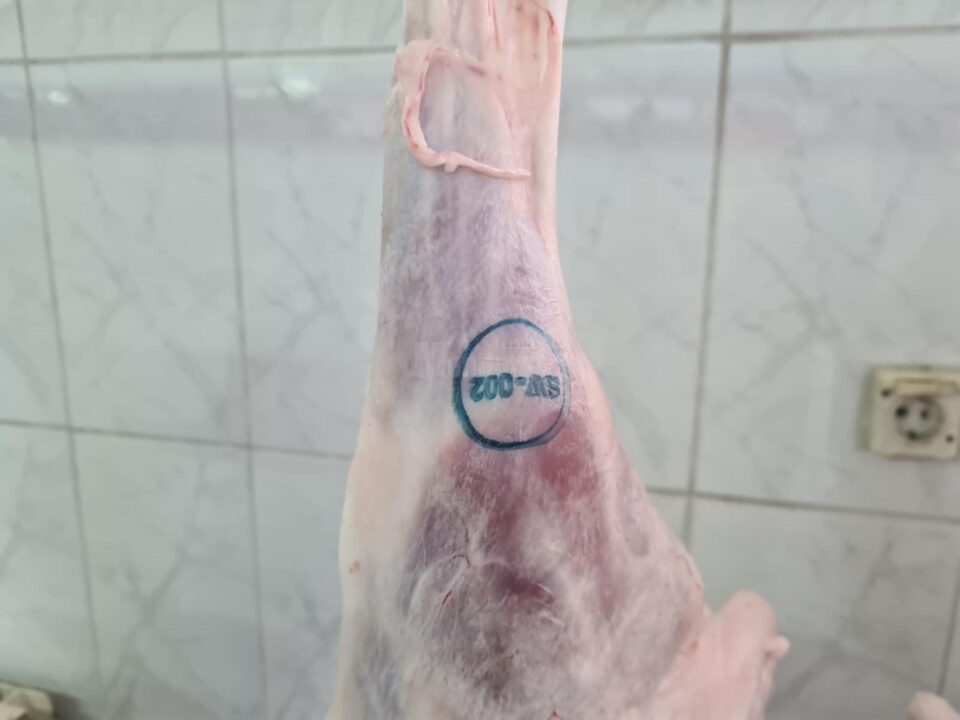 Au apărut la vânzare mieii pe piața din Suceava