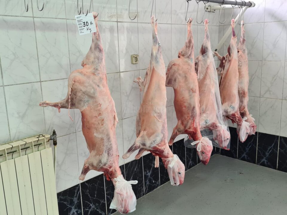 Au apărut la vânzare mieii pe piața din Suceava