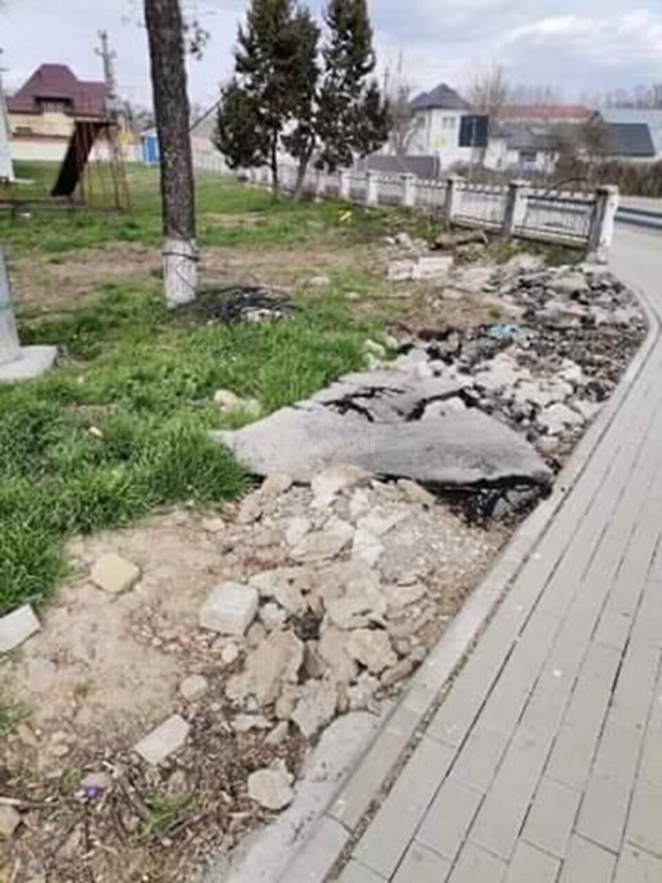 Curtea Primăriei Dornești, igienizată de câțiva consilieri locali și voluntari din comună