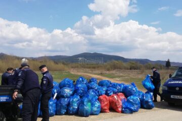 Jandarmii au strâns peste o tonă de gunoaie de pe trasee turistice