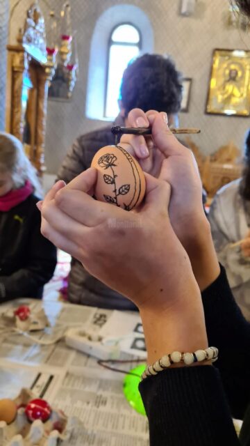 35 de copii și tineri din ATOS au participat la un atelier de încondeiat ouă, la Biserica „Sf. Petru și Pavel” Sfântu Ilie