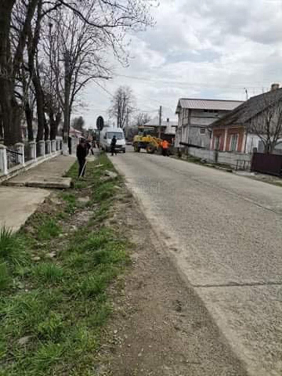 Curtea Primăriei Dornești, igienizată de câțiva consilieri locali și voluntari din comună