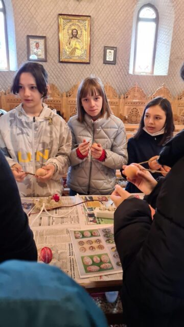 35 de copii și tineri din ATOS au participat la un atelier de încondeiat ouă, la Biserica „Sf. Petru și Pavel” Sfântu Ilie