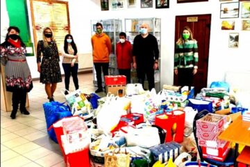 160 de bătrâni din Centrul Social Bogdănești au primit daruri din partea elevilor de la Școala Gimnazială „Bogdan Vodă" și de la Colegiul Tehnic Rădăuți