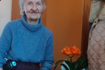 O „bunică” de la Căminul pentru persoane vârstnice de la Solca, Oltea Secula, fostă balerină, sărbătorită la împlinirea vârstei de 81 de ani