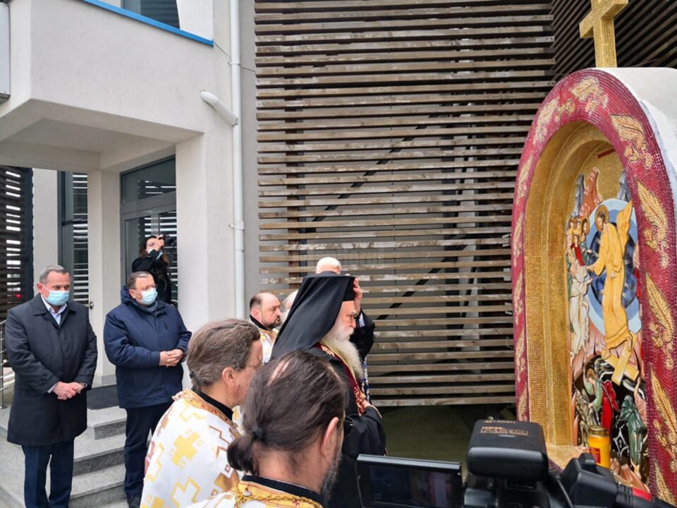 ÎPS Calinic a oficiat, marți, o slujbă de sfințire a troiței cu icoana „Învierea Domnului” de la Aeroportul ”Ștefan cel Mare” din Suceava