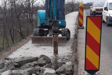 Lucrările la trotuarul de 90.000 de euro de la Dornești, distruse cu picamerul