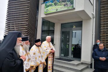 ÎPS Calinic a oficiat, marți, o slujbă de sfințire a troiței cu icoana „Învierea Domnului” de la Aeroportul ”Ștefan cel Mare” din Suceava