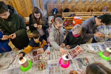 35 de copii și tineri din ATOS au participat la un atelier de încondeiat ouă, la Biserica „Sf. Petru și Pavel” Sfântu Ilie