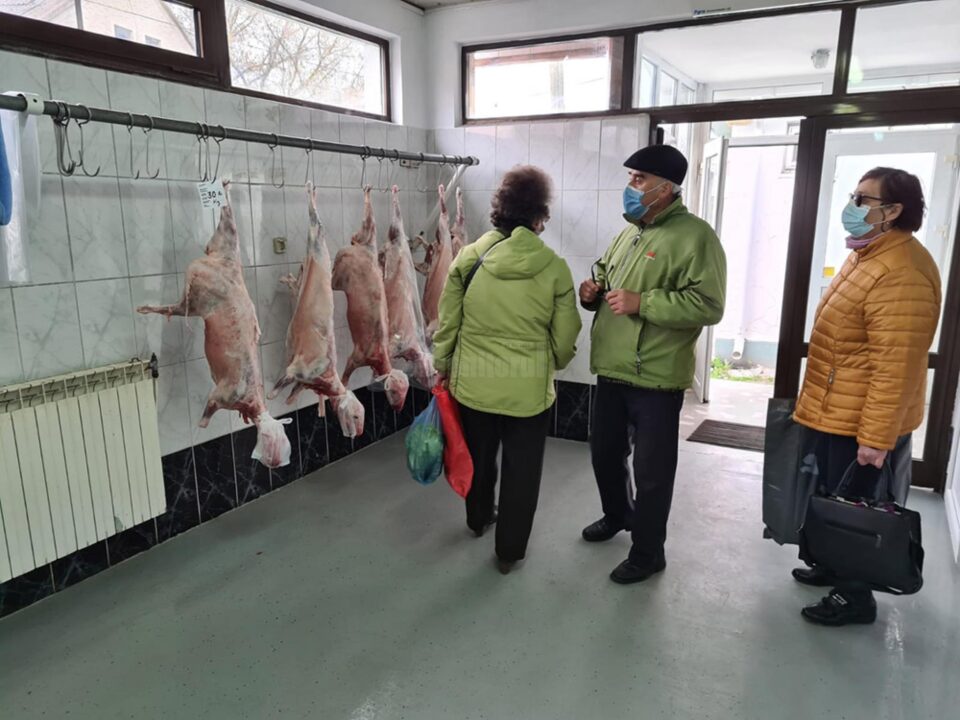 Marți, la hală a venit un singur crescător de animale care vindea kilogramul de carne cu suma de 30 de lei Marți, la hală a venit un singur crescător de animale care vindea kilogramul de carne cu suma de 30 de lei