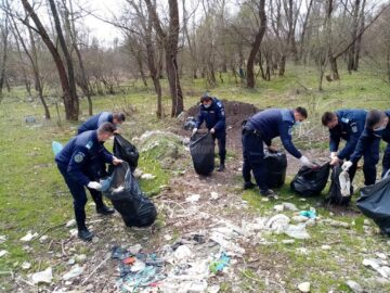 Jandarmii au strâns peste o tonă de gunoaie de pe trasee turistice