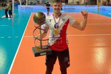 Adrian Aciobăniței cu trofeul de campion al Franței