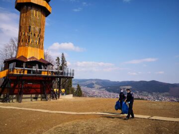 Jandarmii au strâns peste o tonă de gunoaie de pe trasee turistice