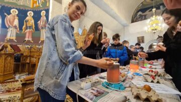 35 de copii și tineri din ATOS au participat la un atelier de încondeiat ouă, la Biserica „Sf. Petru și Pavel” Sfântu Ilie
