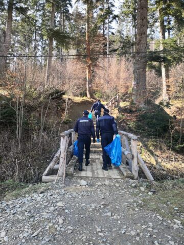 Jandarmii au strâns peste o tonă de gunoaie de pe trasee turistice