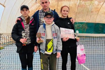 Cei trei medaliați la concursul de la Piatra Neamț alături de antrenorul Bogdan Marasin