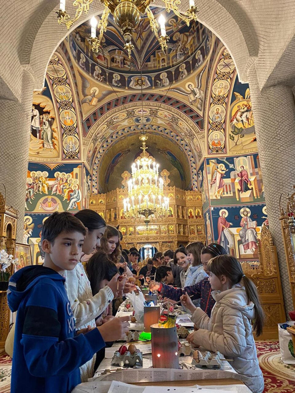 Atelier de încondeiat ouă, la Biserica „Sf. Petru și Pavel” Sfântu Ilie