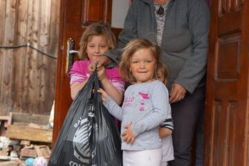 Pachete cu alimente pentru 50 de familii necăjite din zona Mușenița