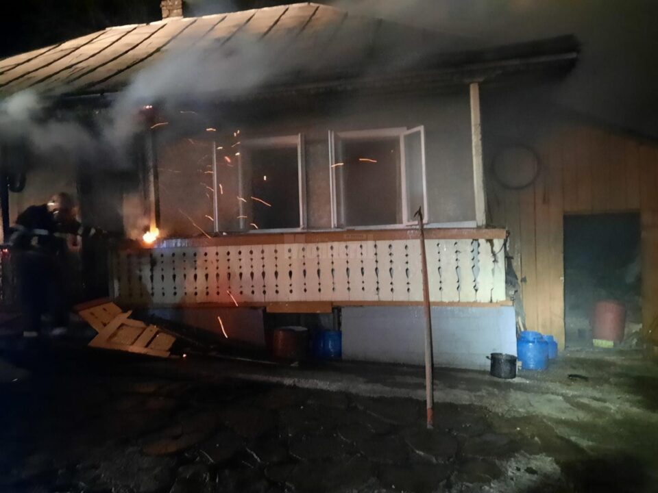 Bărbat de 51 de ani, găsit mort, carbonizat, în casa care i-a luat foc