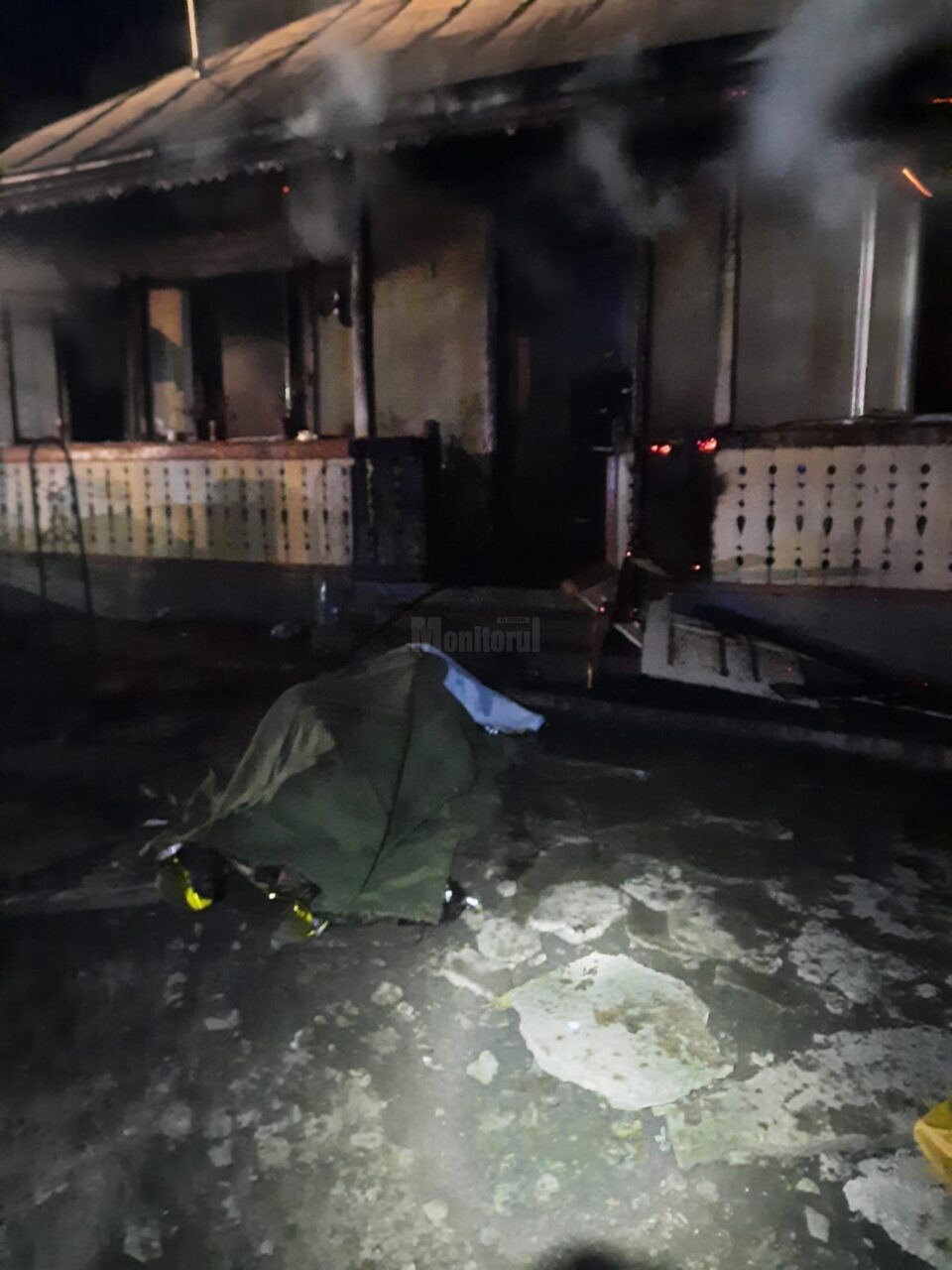 Bărbat de 51 de ani, găsit mort, carbonizat, în casa care i-a luat foc