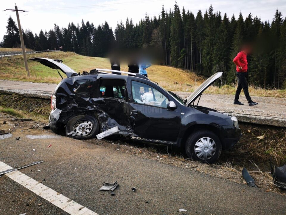 Două mașini s-au ciocnit violent, sâmbătă dimineață, pe DN 17 2