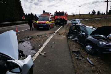 Două mașini s-au ciocnit violent, sâmbătă dimineață, pe DN 17