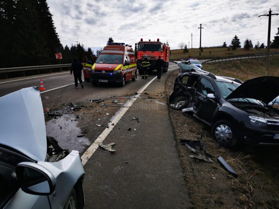 Două mașini s-au ciocnit violent, sâmbătă dimineață, pe DN 17