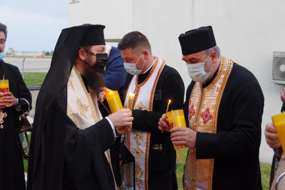 Lumina Sfântă de la Ierusalim a ajuns din nou în județul Suceava și va fi împărțită credincioșilor în Noaptea de Înviere