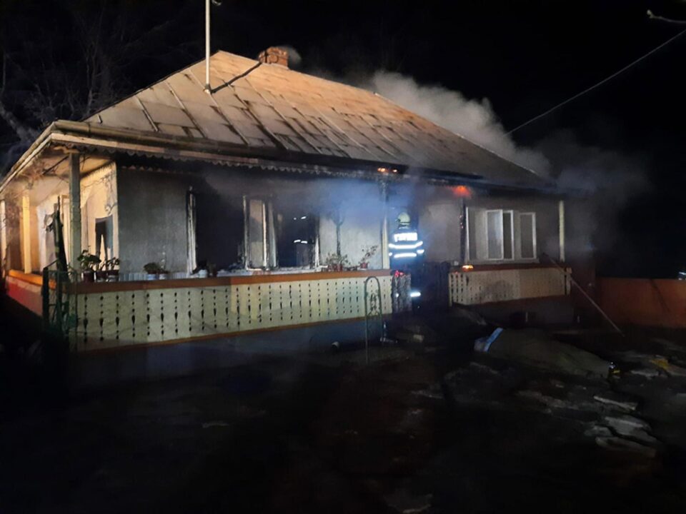 Bărbat de 51 de ani, găsit mort, carbonizat, în casa care i-a luat foc