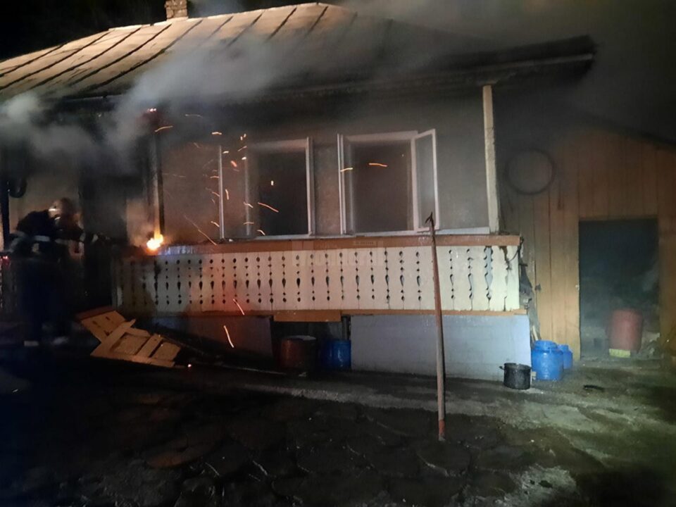 Bărbat de 51 de ani, găsit mort, carbonizat, în casa care i-a luat foc