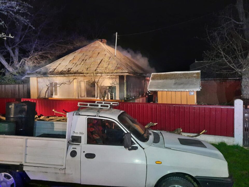 Bărbat de 51 de ani, găsit mort, carbonizat, în casa care i-a luat foc