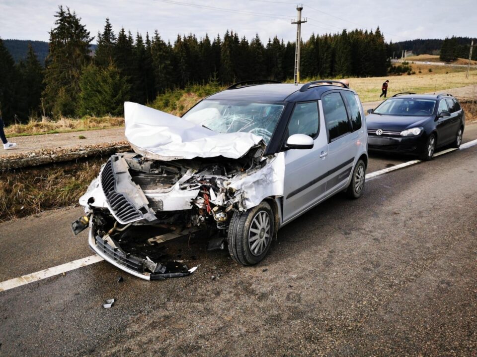 Două mașini s-au ciocnit violent, sâmbătă dimineață, pe DN 17 3