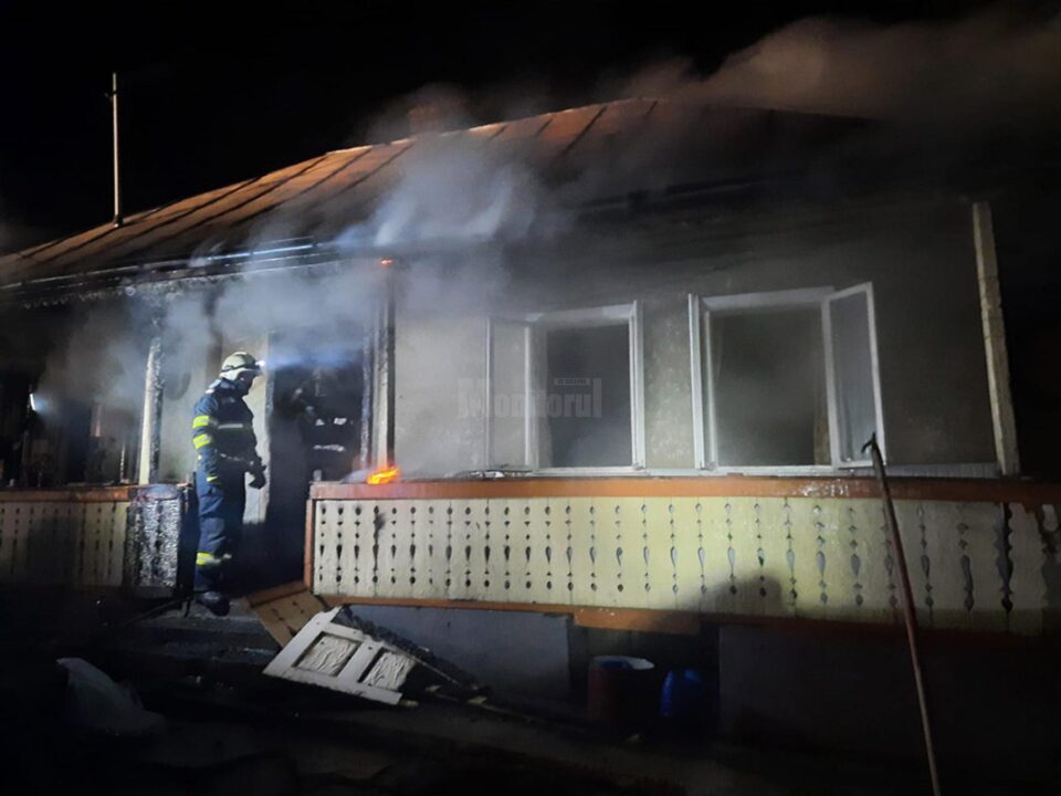 Bărbat de 51 de ani, găsit mort, carbonizat, în casa care i-a luat foc