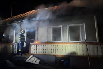 Bărbat de 51 de ani, găsit mort, carbonizat, în casa care i-a luat foc
