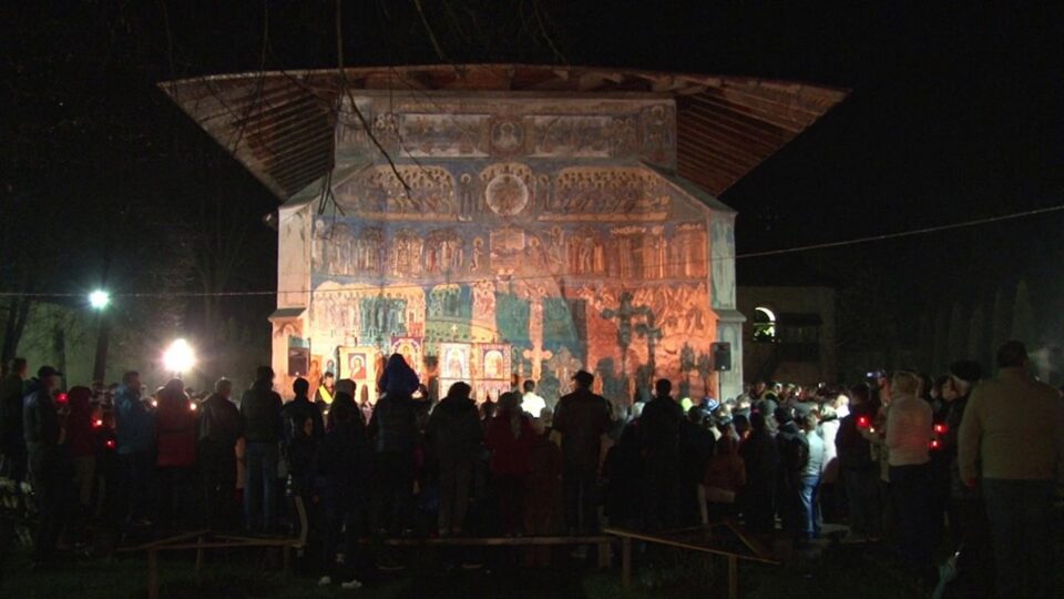 Polițiști, pompieri și jandarmi, în misiuni la biserici, în alte locuri aglomerate și în trafic Polițiști, pompieri și jandarmi, în misiuni la biserici, în alte locuri aglomerate și în trafic