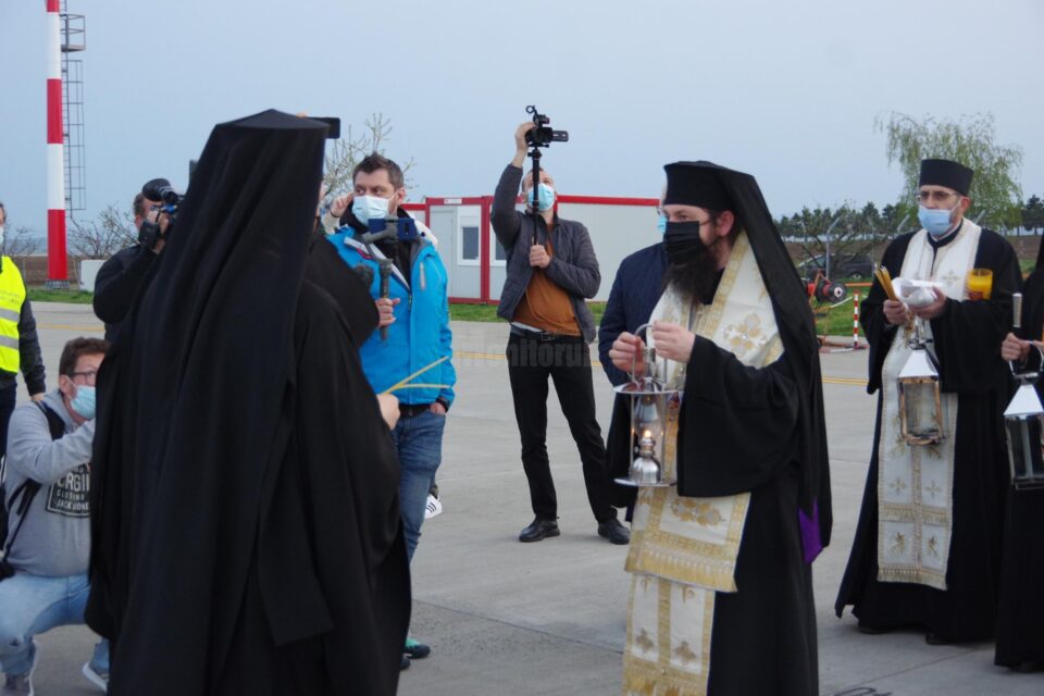 Lumina Sfântă de la Ierusalim a ajuns din nou în județul Suceava și va fi împărțită credincioșilor în Noaptea de Înviere
